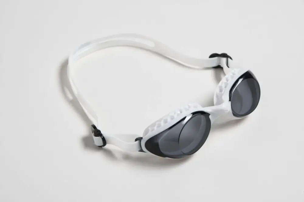 משקפת שחייה Arena AIR-SOFT צבע SMOKED-WHITE מבט צדדי