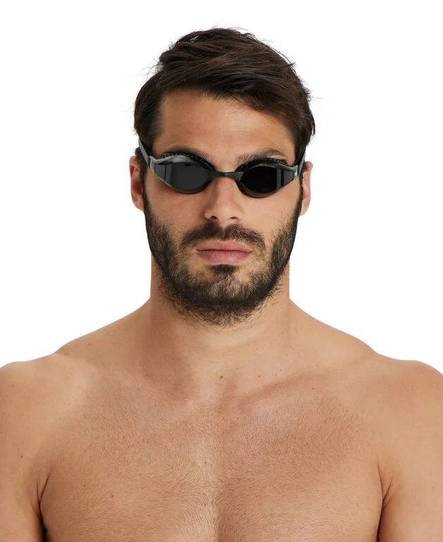 משקפת שחייה Arena AIR-SPEED צבע DARK SMOKE-BLACK על דוגמן