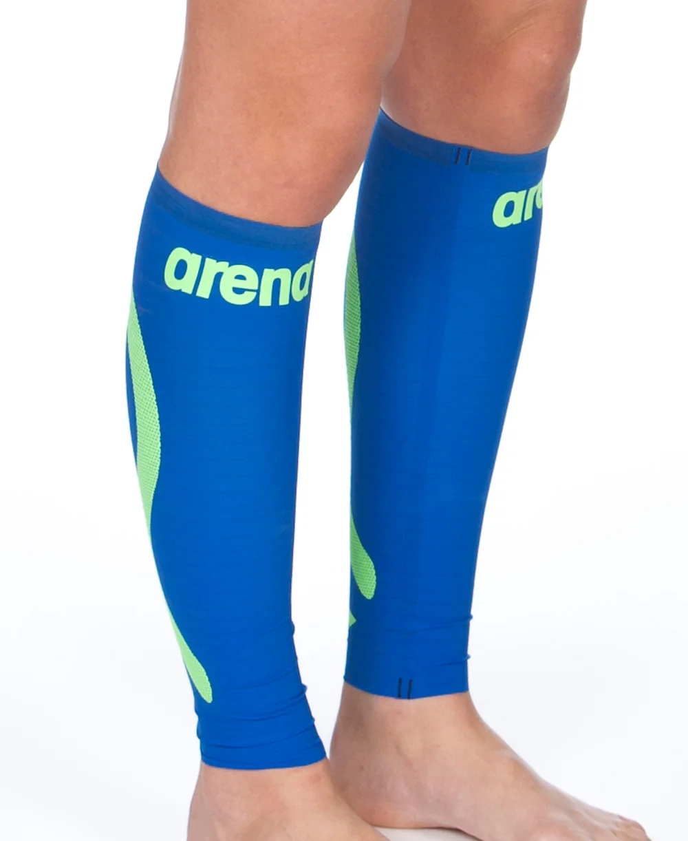 זוג שרוולי לחץ לשוקיים ארנה Carbon Compression Calf Sleeve בצבע ELECTRIC BLUE