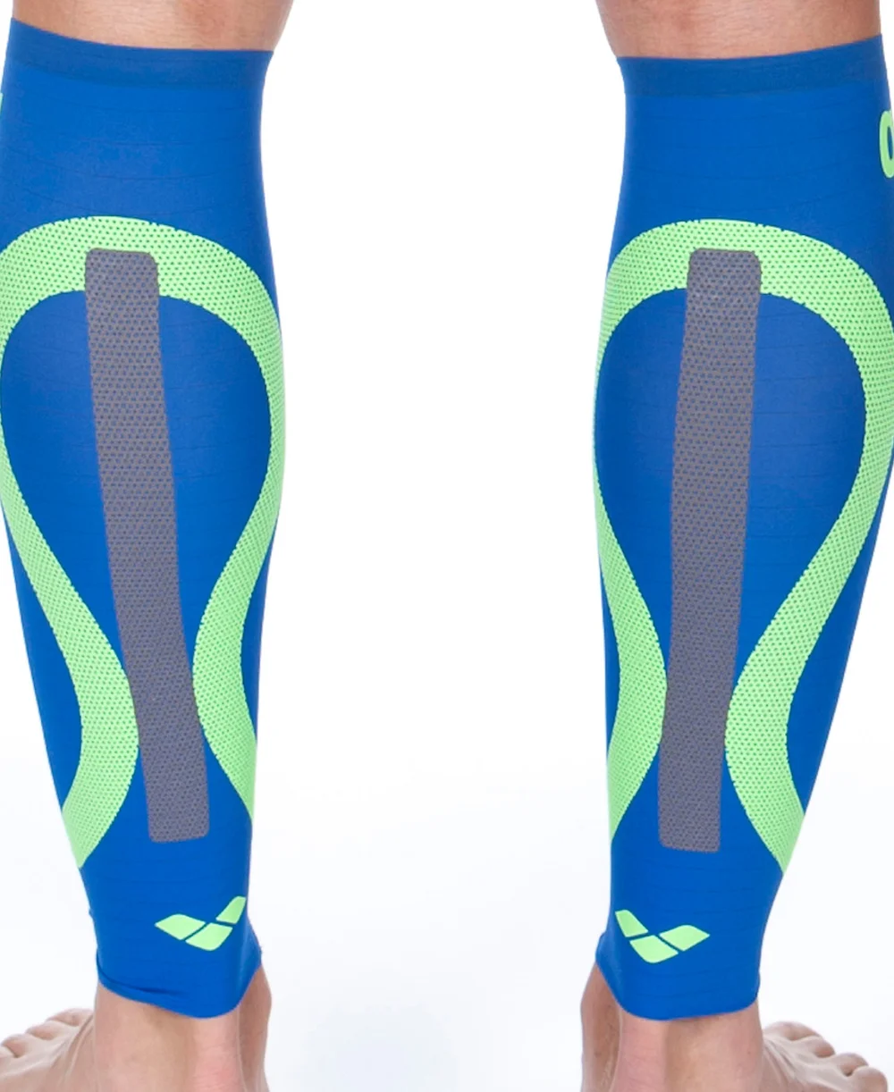 זוג שרוולי לחץ לשוקיים ארנה Carbon Compression Calf Sleeve בצבע ELECTRIC BLUE